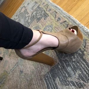 Jessica Simpson Danny platform